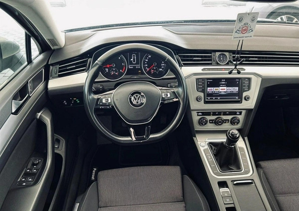 Volkswagen Passat cena 46900 przebieg: 225000, rok produkcji 2015 z Radom małe 781